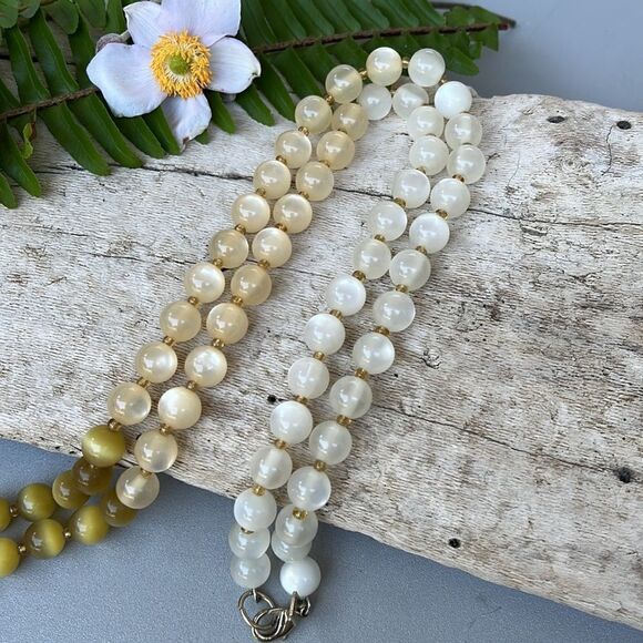 BANANA REPUBIC OMBRE STYLE BEAD NECKLACE. - Picture 3 of 6